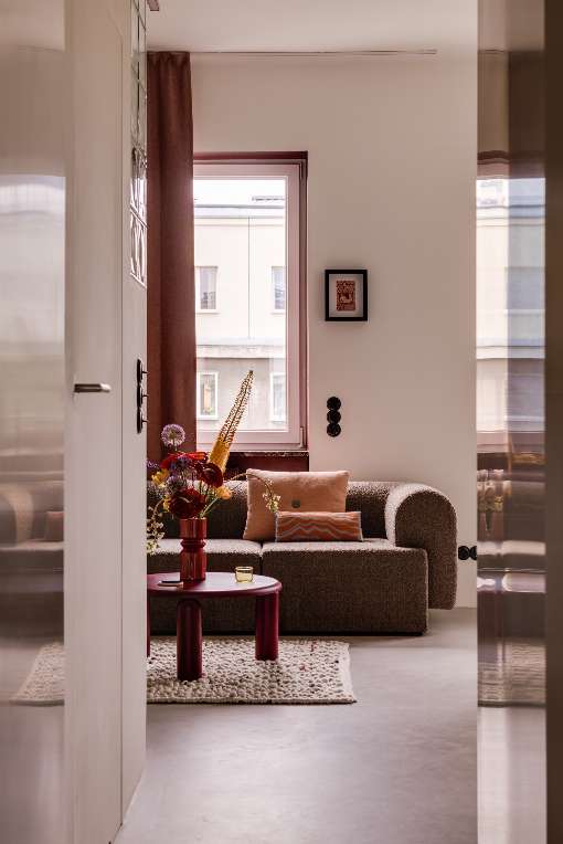 Bild 5: Dank zurückhaltender Möblierung wirkt die kleine Wohnung viel größer, als sie ist. Foto: ONI Studio
